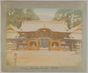 Gateway of Jemitsu Temple, Nikko, Japan (håndfarvet sort/hvid foto) af Japanese Photographer