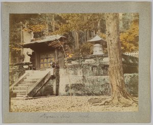 Ieyasus grav, Nikko, Japan (håndfarvet sort/hvid foto) af Japanese Photographer