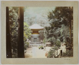 Ikegami Buddhist Temple, Tokyo, Japan (håndfarvet sort/hvid foto) af Japanese Photographer