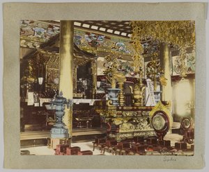 Inde i et buddhistisk tempel, Ikegami, Tokyo, Japan (håndfarvet sort/hvid foto) af Japanese Photographer