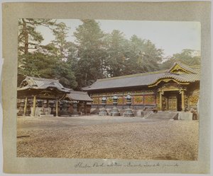 Inde på tempelområdet, Shiba Park, Tokyo, Japan (håndfarvet sort/hvid foto) af Japanese Photographer