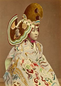 Japansk pige i traditionelt kostume, ca. 1880 (håndfarvet albuminfoto) af Japanese Photographer