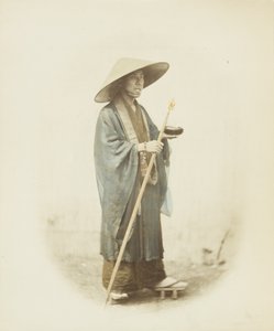 Japansk mand i traditionel kjole (håndfarvet sort/hvid foto) af Japanese Photographer