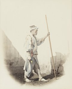Japansk mand med klokke (håndfarvet sort/hvid foto) af Japanese Photographer