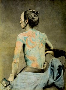 Japansk mand med traditionelle Irezumi-tatoveringer, ca. 1890 (håndfarvet albuminfoto) af Japanese Photographer