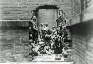 Japanske soldater er involveret i gadekampe i Shanghai, Kina, 1937 af Japanese Photographer