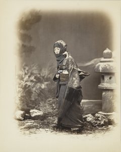 Japansk kvinde i sneen (håndfarvet sort/hvid foto) af Japanese Photographer