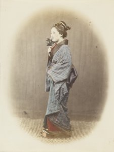 Japansk kvinde i traditionel kjole (håndfarvet s/h foto) af Japanese Photographer