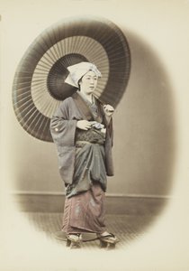 Japansk kvinde med paraply (håndfarvet sort/hvid foto) af Japanese Photographer