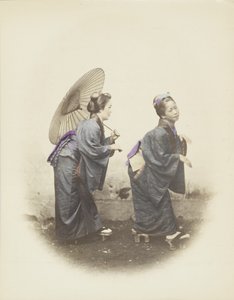 Japanske kvinder i traditionel kjole (håndfarvet s/h-billede) af Japanese Photographer