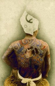 Mand med traditionel japansk Irezumi-tatovering, ca. 1880 (håndfarvet albuminfoto) af Japanese Photographer