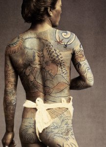 Mand med traditionel japansk Irezumi-tatovering, ca. 1880 af Japanese Photographer