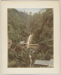 Meraki Waterfall, Kobe, Japan (håndfarvet sort/hvid foto) af Japanese Photographer