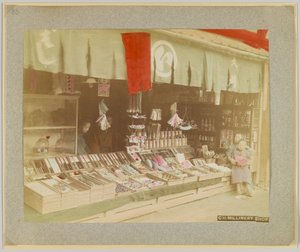 Millinery shop, Japan (håndfarvet sort/hvid foto) af Japanese Photographer