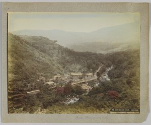 New Road, Kiga, nær Miyanoshita, Kanagawa Prefecture, Japan (håndfarvet sort/hvid foto) af Japanese Photographer