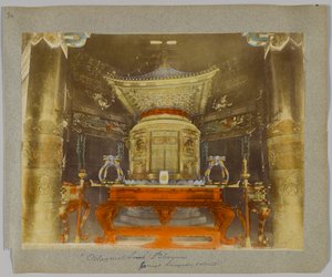Octagonal Tomb of the 2nd Shogun, Shiba Park, Tokyo, Japan (håndfarvet sort/hvid foto) af Japanese Photographer