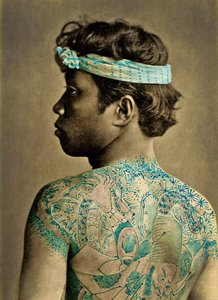 Portræt af en mand med traditionelle japanske Irezumi-tatoveringer, ca. 1880 (håndfarvet albuminfoto)