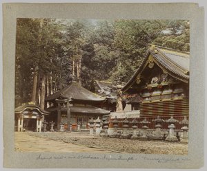 Hellig brønd og forrådshuse, Tōshō-gū, Nikko, Japan (håndfarvet sort/hvid foto) af Japanese Photographer