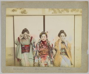 Se intet ondt, hør intet ondt, tal ikke ondt (håndfarvet sort/hvid foto) af Japanese Photographer