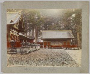 Butikshuse i Tōshō-gū, Nikko, Japan (håndfarvet sort/hvid foto) af Japanese Photographer