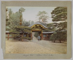 Temple Gate, Shiba Park, Tokyo, Japan (håndfarvet sort/hvid foto) af Japanese Photographer
