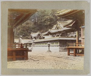 Tōshō-gū, Nikko, Japan (håndfarvet sort/hvid foto) af Japanese Photographer
