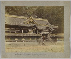 Tōshō-gū set fra porten, Nikko, Japan (håndfarvet sort/hvid foto) af Japanese Photographer