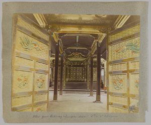 Udsigt fra Gateway to the Doors, Temple of the 6th eller 7th Shogun, Shiba Park, Tokyo, Japan (håndfarvet sort/hvid foto) af Japanese Photographer