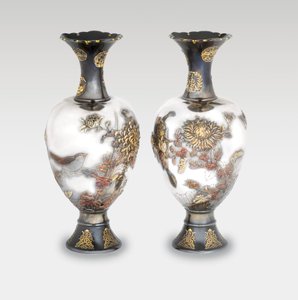 Et par Ozeki Studio-vaser, Meiji-periode, slutningen af det 19. århundrede (keramik med guld og kobber) af Japanese School