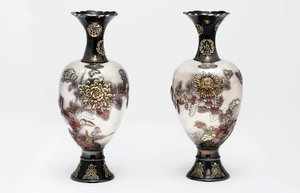 Et par Ozeki Studio-vaser, Meiji-periode, slutningen af det 19. århundrede (keramik med guld og kobber) af Japanese School
