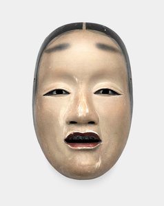 En træmaske med gofun jord, malet med sumi til hår, øjne og tænder og rød til læberne af Japanese School
