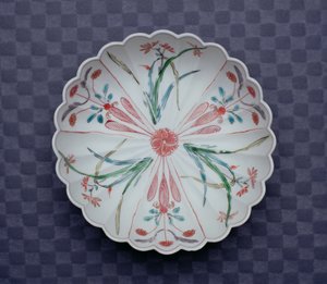 Arita krysantemumformet skål, slutningen af det 17. århundrede (emaljeret porcelæn)