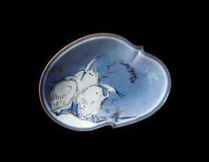 Arita Fad, ca. 1730-40 (porcelæn med underglasur blå & guld & sølv overglasur)