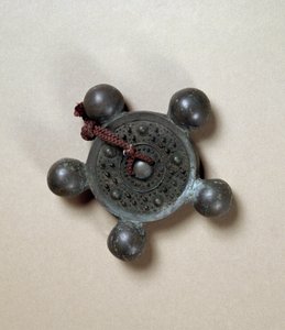 Bronzespejl med fem små glober, Kofun-periode (250-538) af Japanese School