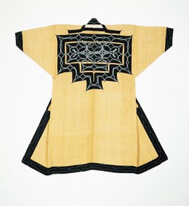 Ceremoniel kappe (attush) af Ainu-befolkningen med traditionelle Ainu-motiver, kædestingsbroderi, elmebark, uld og bomuld af Japanese School