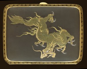 Cigaretkasse dekoreret med en drage, lavet i en Komai Factory, c.1900 (Silver Gilt & Niello) af Japanese School