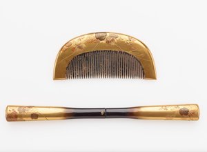 Kam og hårnål, slutningen af det 19.-begyndelsen af det 20. århundrede (horn og træ med lak og guld) af Japanese School