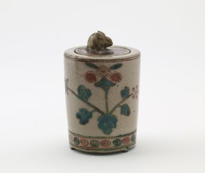 Cylindrisk røgelsebrænder med kanin på låget, Edo-perioden eller Meiji-æraen (keramik) af Japanese School