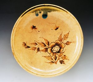 Dekoreret emaljeret stentøjsbakke dekoreret med to sommerfugle og pæon, slutningen af 1700-tallet-begyndelsen af 1800-tallet, Seto-fremstilling, diameter 34 cm, japansk civilisation, Edo-perioden af Japanese School