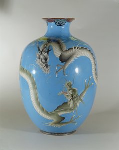 Emaljeret vase dekoreret med et par drager, japansk af Japanese School