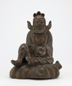 Figur af Shoki, dæmondæmperen, siddende på en klippe, Imbe, Okayama-præfekturet, Edo-perioden eller Meiji-æraen (keramik) af Japanese School