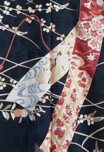 Kimono Furisode (bølgende ærmer) båret af unge ugifte kvinder ved elegante lejligheder og Maiko (Geisha-elev), Silke med blomster- og plantemotiver, flydende paneler, detaljer, Kaga-Yuzen-farvning, Tokamachi-væverier, japansk civilisation, 20. århundrede af Japanese School