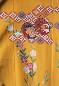 Kimonopige (7 år) ligner voksne kvinders til festen i Shichi-Go-San, når de går til Shinto-helligdommen med deres familie, Silke, blomstermotiver, kirsebærblomster, Taiko-tromme, detaljer, Tokamachi-tekstiler, japansk civilisation, 20. århundrede af Japanese School