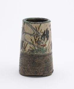 Slevstander, tilspidset cylindrisk med bølget trefoil-fod, Kyoto, Kyoto-fu, Edo-periode (keramik) af Japanese School