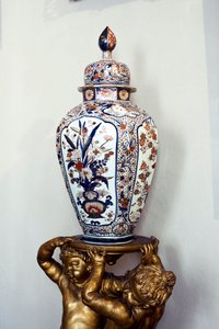 Stor japansk vase med låg fra Edo-perioden, Genroku-æraen. 1688-1703. Lejligheder i Maria Brignole Sale (Brignole-Sale) De Ferrari, hertuginde de Galliera (1811-1888), møblerne kommer fra Hotel Matignon, hans parisiske residens. Palazzo Rosso, Gen af Japanese School