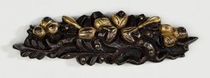Menuki, eller greb ornament, i form af et blomsterarrangement (kobber-guld legering med forgyldning) af Japanese School
