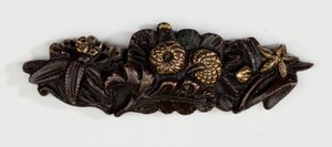 Menuki, eller greb ornament, i form af et blomsterarrangement (kobber-guld legering med forgyldning) af Japanese School