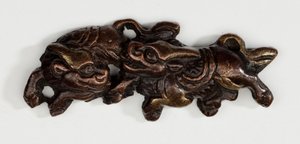Menuki, eller greb ornament, i form af to Kirin, mytiske bæster (kobber-guld legering med forgyldning) af Japanese School