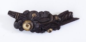 Menuki, eller greb ornament, i form af et blomsterarrangement (kobber-guld legering med forgyldning) af Japanese School