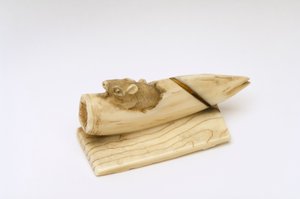 Netsuke af en mus, der dukker op fra et bambusskud